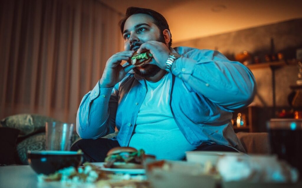 Homem_comendo_junkfood Homem obeso fazendo uma refeição