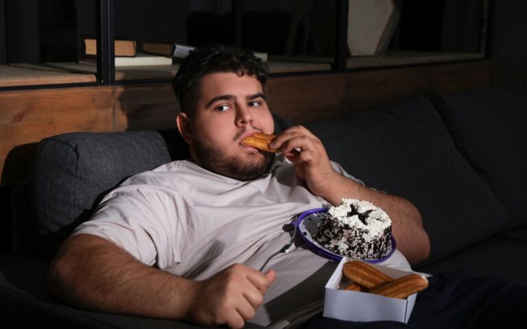 Jovem adulto Plus size comendo fast food