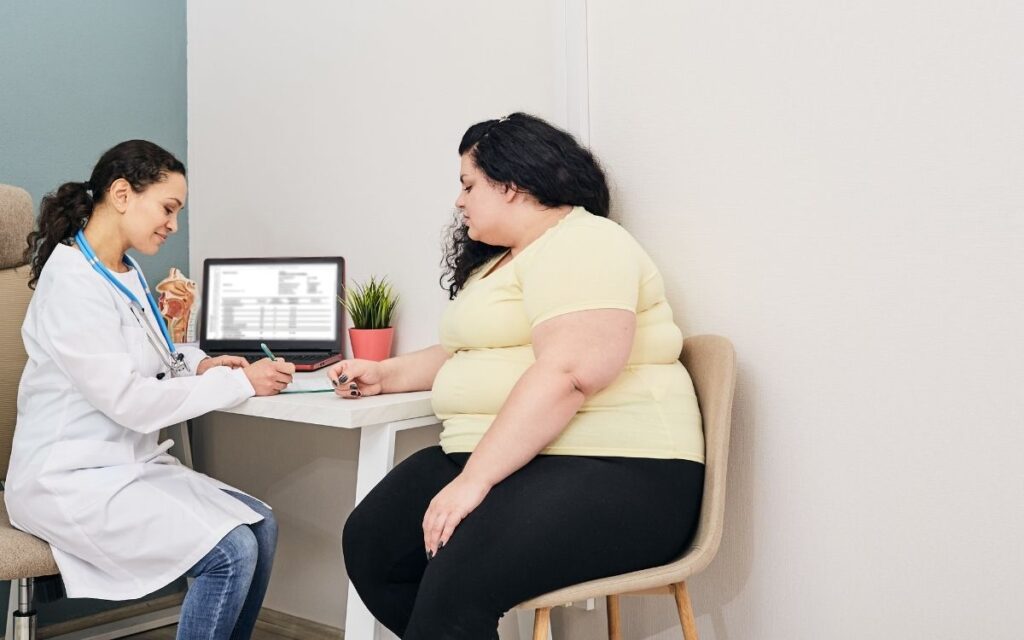 jovem_consulta Jovem mulher obesa em consulta com uma jovem médica em seu consultório